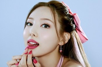 Nayeon TWICE được chứng kiến với một cặp đại gia